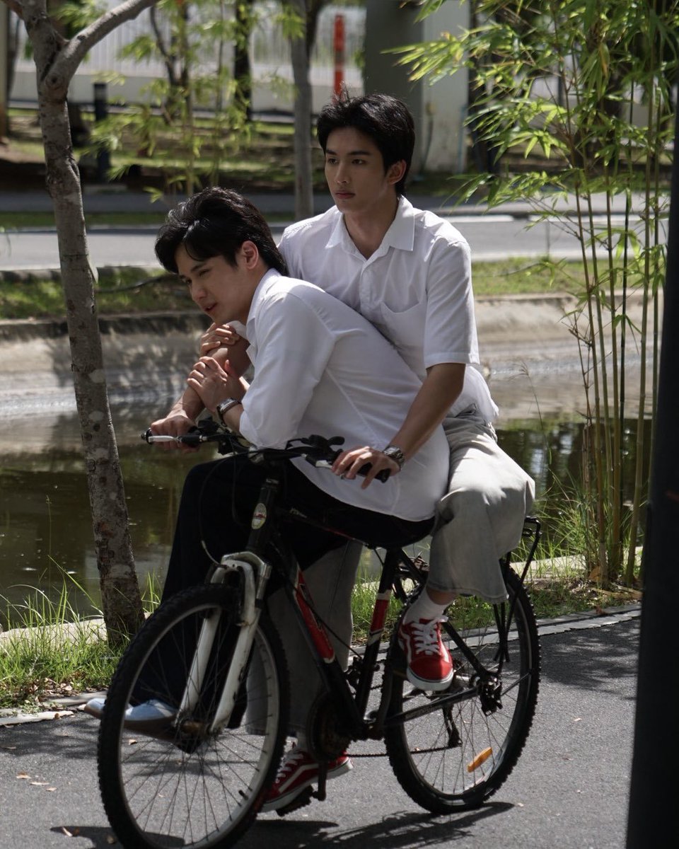bumpbookcrumbs's tweet photo. even if i did this with my friend i would choose to hold the bike wheel instead of her hand but yeah maybe this doesn't work for those boyfriend👀
#RoommateChaosQ3 #RoommateChaosQ4 #surfjava https://t.co/qCG1i6zRT0