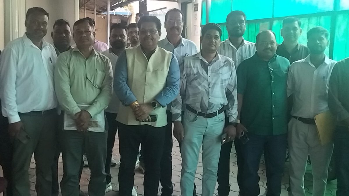 singhrahul213's tweet photo. प्रदेश का पटवारी निष्पादक के कार्य से मुक्त होने के लिए तैयार है।
#swamitvamp https://t.co/A0KBysjH9s