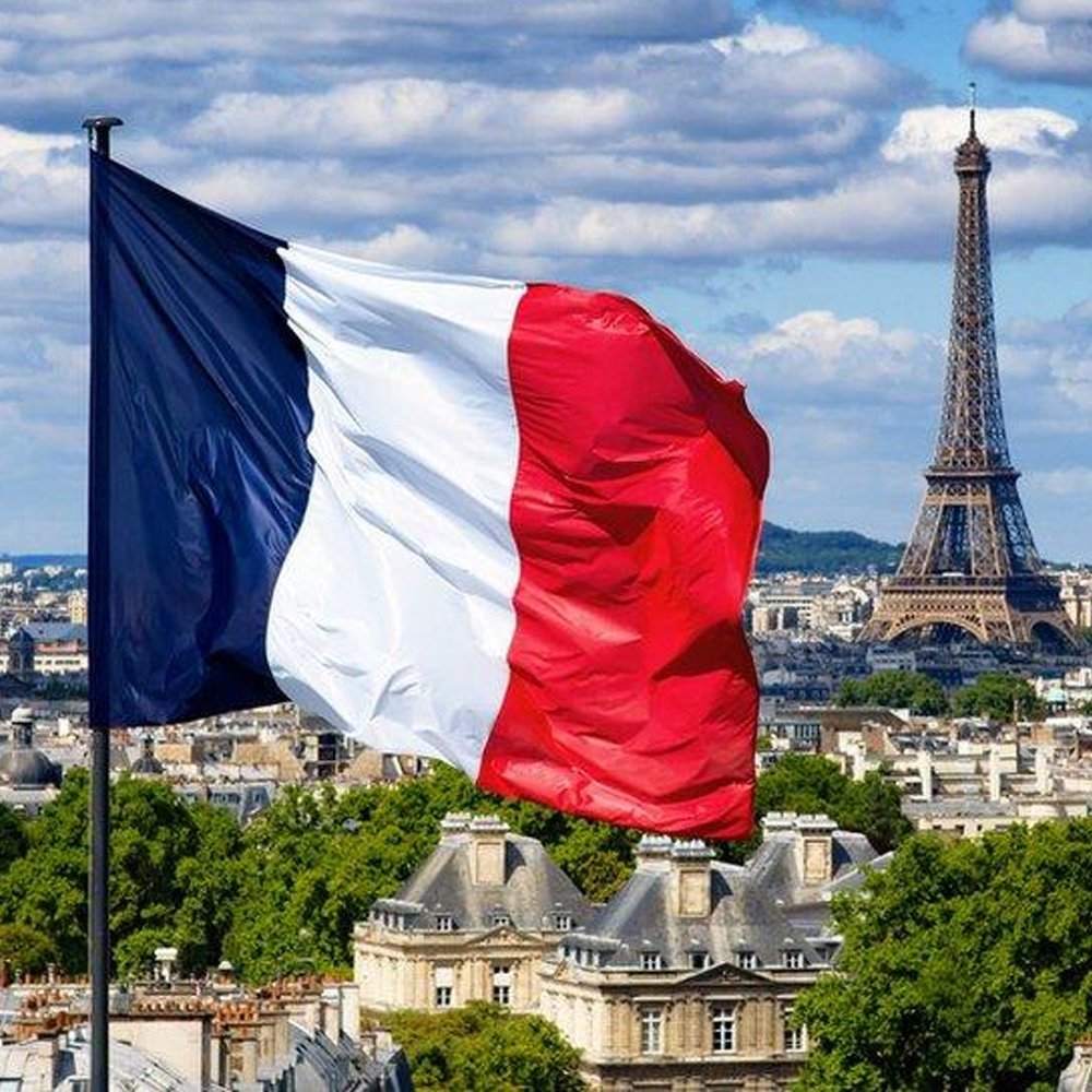 InternetH0F's tweet photo. France's fuel crisis deepens as 11% of gas stations run out of petrol or diesel, with President Macron holding emergency talks over the rapidly deteriorating situation https://t.co/YCMXVtABra