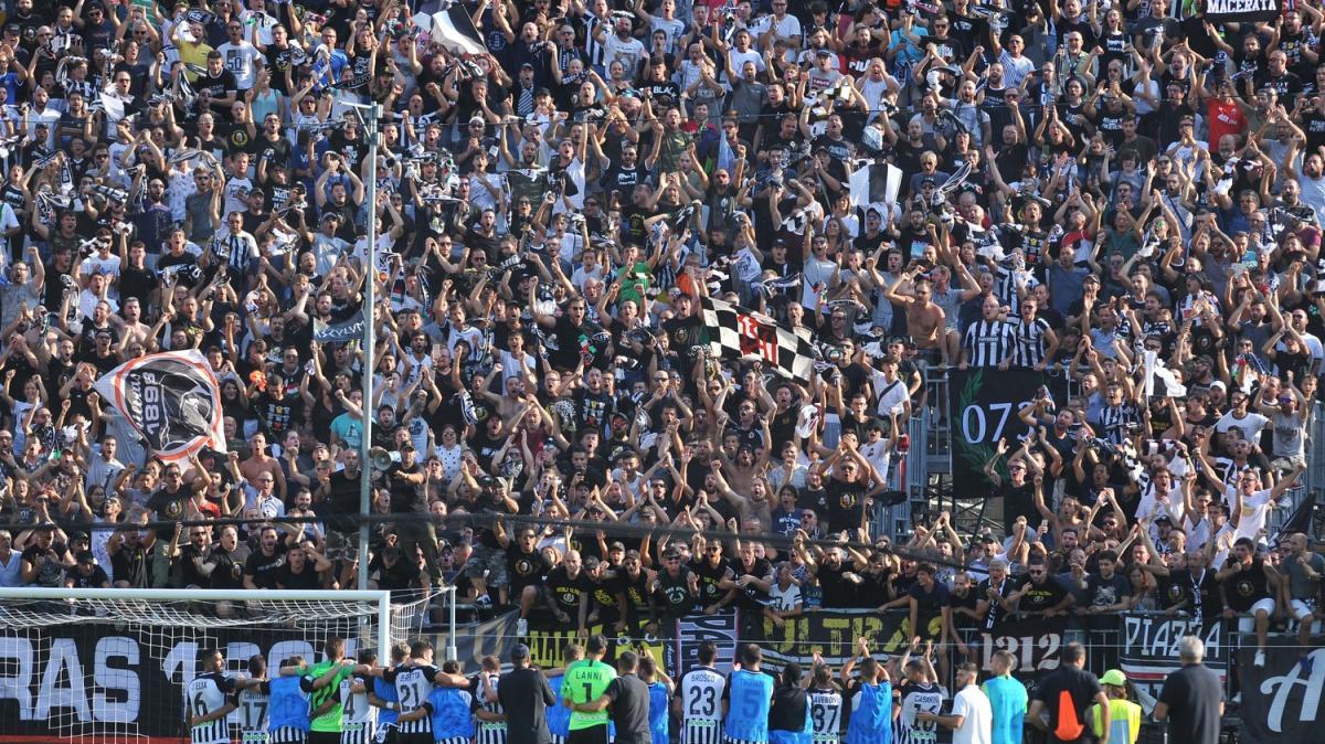 TuttoAscoli's tweet photo. CorrAdriatico - Del Duca bolgia bianconera "Ma che bolgia vincerla così": Un Del Duca esaurito in ogni ordine e posto, quasi 14mila i tifosi presenti, per la precisione 13.933 spettatori, di cui 10. https://t.co/LxzSdctnwS #ascoli #ascolicalcio #ascolipicchio https://t.co/U5RDHMeqT9