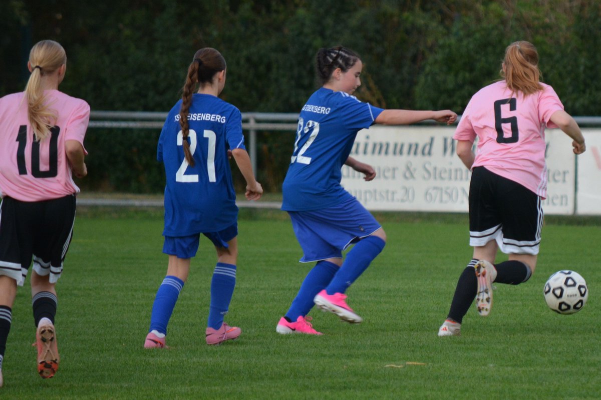 FFC_N's tweet photo. Niederlage U15 😬
Der FFC bestimmte über weite Strecken das Spiel und erspielte sich zahlreiche gute Torchancen. Nach einem Konter gerieten unsere Mädels unglücklich in Rückstand. Kurz vor Schluss fiel per Elfmeter noch das 0:2.
👉️ Spielbericht: https://t.co/RggarlG1wg 

#ffc_n https://t.co/yyXYkzm9tG