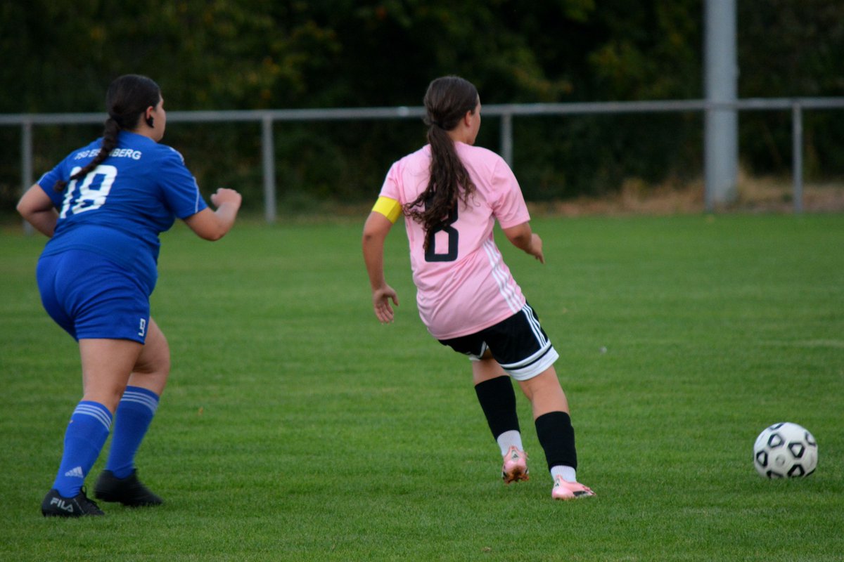 FFC_N's tweet photo. Niederlage U15 😬
Der FFC bestimmte über weite Strecken das Spiel und erspielte sich zahlreiche gute Torchancen. Nach einem Konter gerieten unsere Mädels unglücklich in Rückstand. Kurz vor Schluss fiel per Elfmeter noch das 0:2.
👉️ Spielbericht: https://t.co/RggarlG1wg 

#ffc_n https://t.co/yyXYkzm9tG