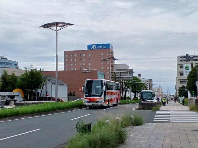 akiyakanri_plus's tweet photo. アジア競技大会、空手競技の応援に行ってきました。

豊橋駅を降りて会場までは、サーラプラザ前からのシャトルバスが便利。
手荷物検査ではポケットの中身まで。ペットボトルは１本まで(容量制限有り)、缶コーヒーやビンNGー。

さすが国際大会。アジアも広い(笑)
色んな言語が飛び交っていました。 https://t.co/yARJopUBYz