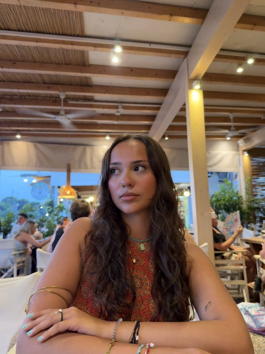 hirenelauraa's tweet photo. questi sono i miei capelli attuali, prima erano lunghi come nella seconda foto  ma non so se tagliarli più corti perché ci sto prendendo la mano … https://t.co/TD9ah4Yzf6