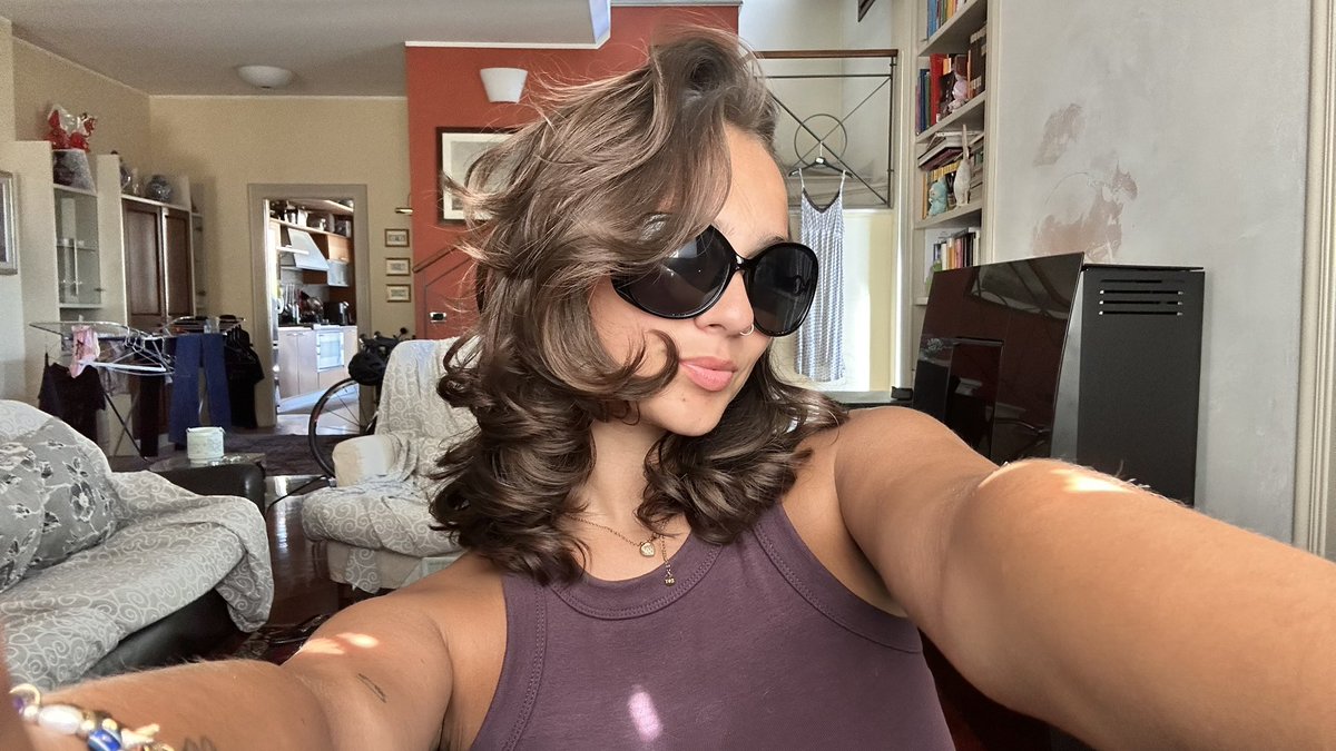 hirenelauraa's tweet photo. questi sono i miei capelli attuali, prima erano lunghi come nella seconda foto  ma non so se tagliarli più corti perché ci sto prendendo la mano … https://t.co/TD9ah4Yzf6