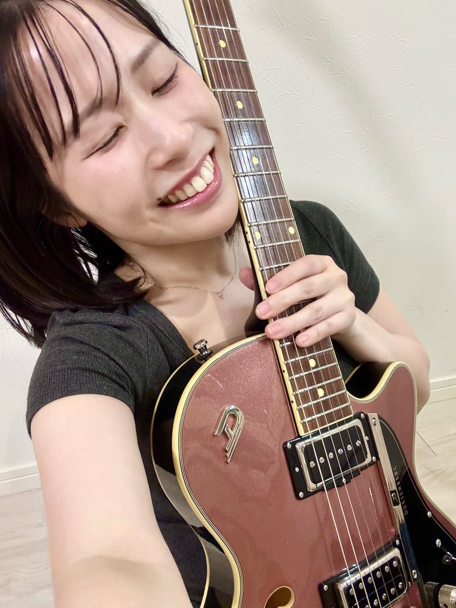 sarasa_ssw's tweet photo. Duesenberg Starplayer TV -Catalina Sunset Rose

一生の憧れだったデューセンバーグのギターを買いました。
この色が廃盤でもうほとんど出回っていないので急いで東京へ。
大好きな椎名林檎と同じギターなんて感無量。

私だけのデューセンバーグ。
大事にします。

#duesenberg
#mynewgear https://t.co/Y5SINa4kkO