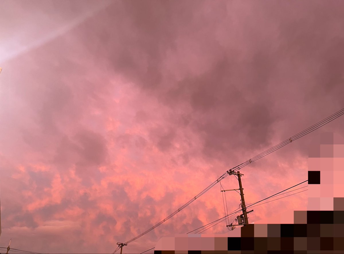 yusuke_s2k's tweet photo. 同じ空やのに西と東で色が違う… https://t.co/2n2NJvwpku