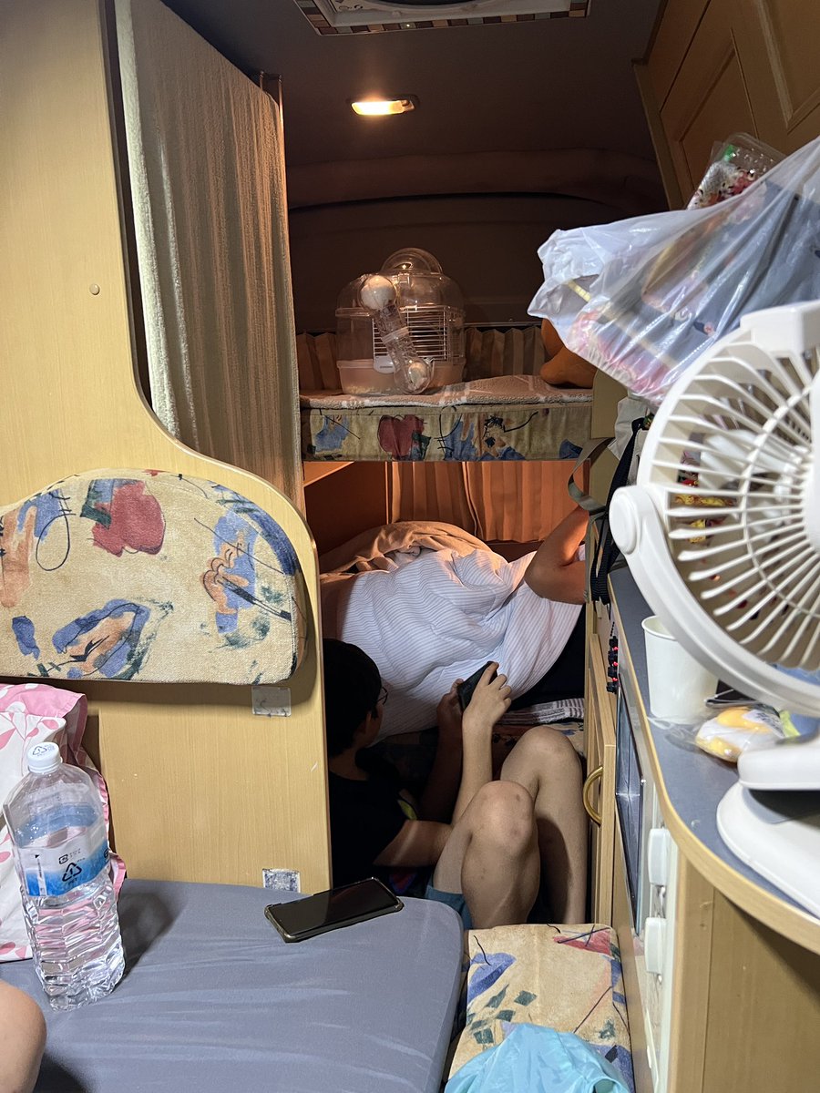 JpstarD's tweet photo. 久しぶりの車中泊に
ハムスター🐹を
連れてくる次男😥 https://t.co/YcSlbQ8sBs