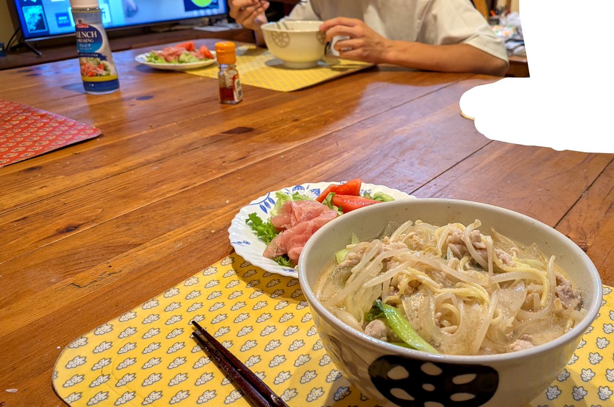 udu_pr's tweet photo. 台風だから家にいるんだよ？！ぼたもち寺！
明日は台風くるからビビってる…

そんな今日のごはんは
なんかモリモリになっちゃった麻辣湯
生ハムサラダ
だよ！

ちょうどカルディで麻辣湯の素が売ってたから！買ってみちゃった！簡単で美味しく麻辣湯食べられるのいいわね… https://t.co/i8SYKAhmuX