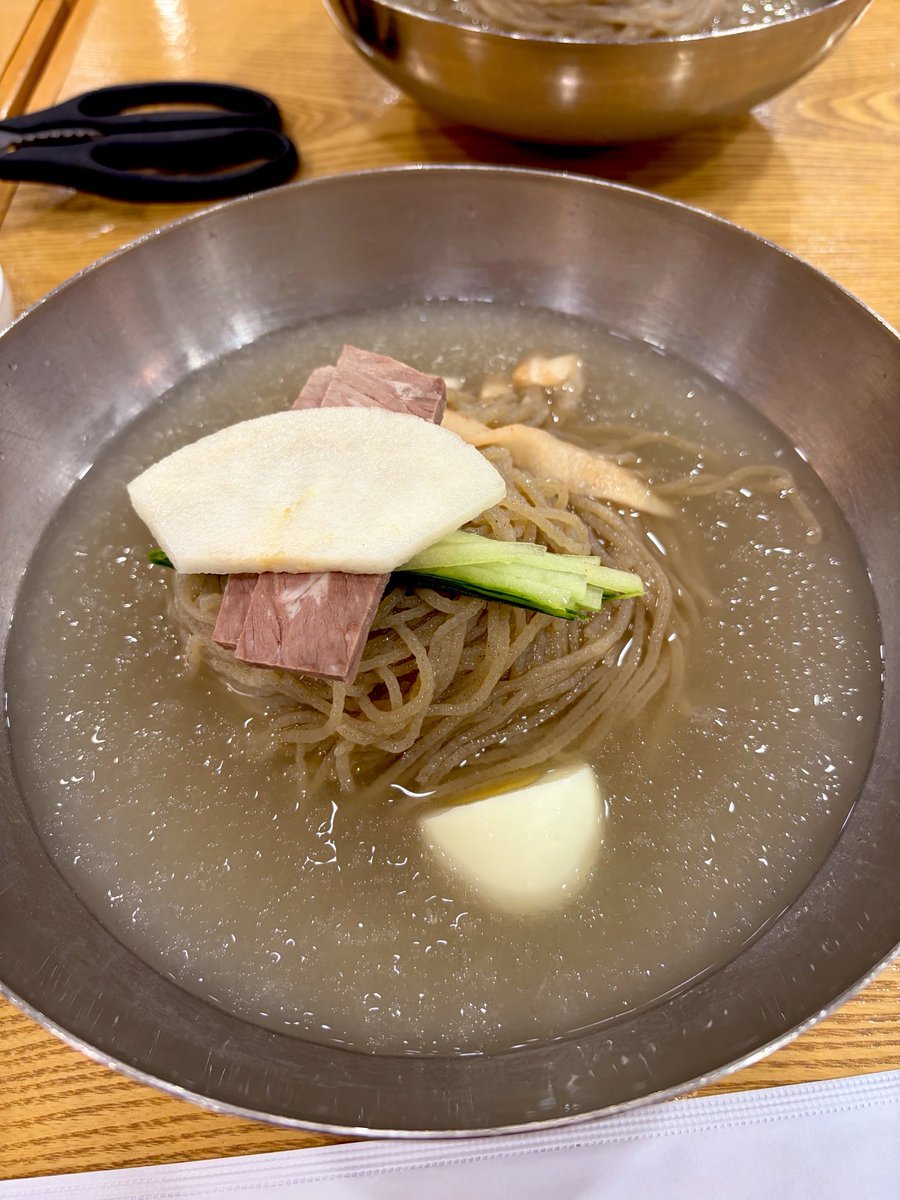 caz_taro's tweet photo. 昨日は食べ過ぎ・飲み過ぎで食欲がなかったけど、平壌冷麺のさっぱり味で回復した🍜悪あがきでバナナウユを飲んで、ハノイに向かいます🇻🇳 https://t.co/O9kLMqtRfK