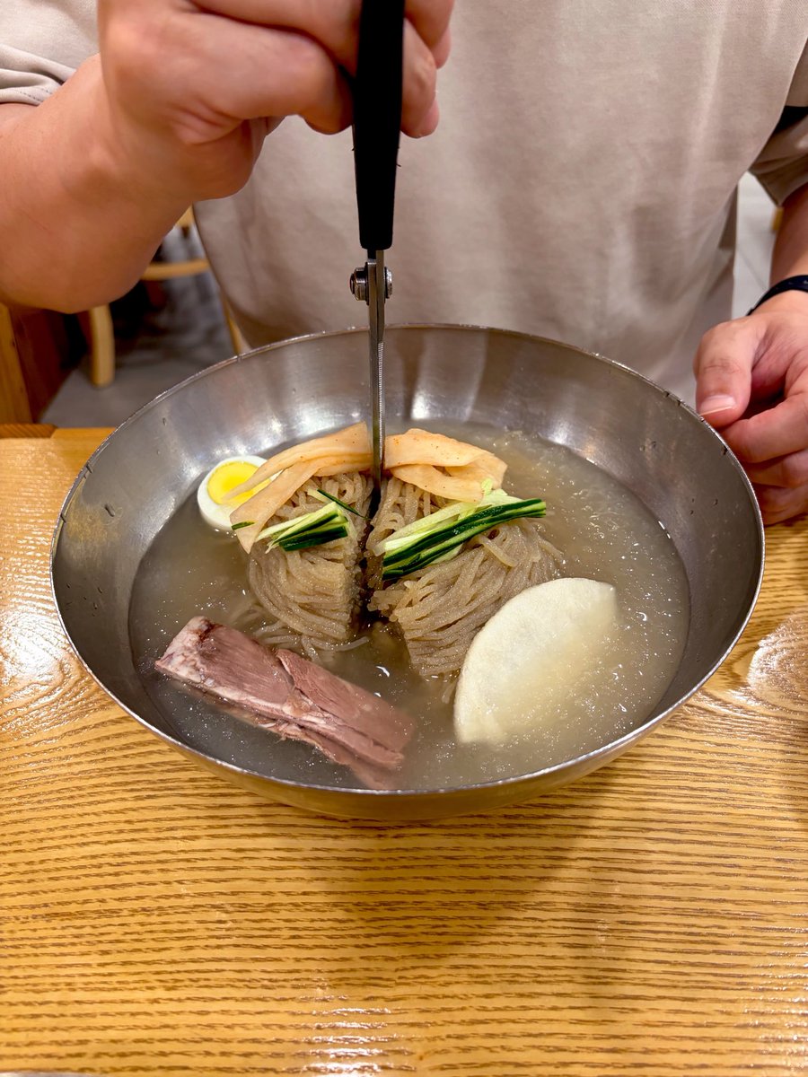 caz_taro's tweet photo. 昨日は食べ過ぎ・飲み過ぎで食欲がなかったけど、平壌冷麺のさっぱり味で回復した🍜悪あがきでバナナウユを飲んで、ハノイに向かいます🇻🇳 https://t.co/O9kLMqtRfK