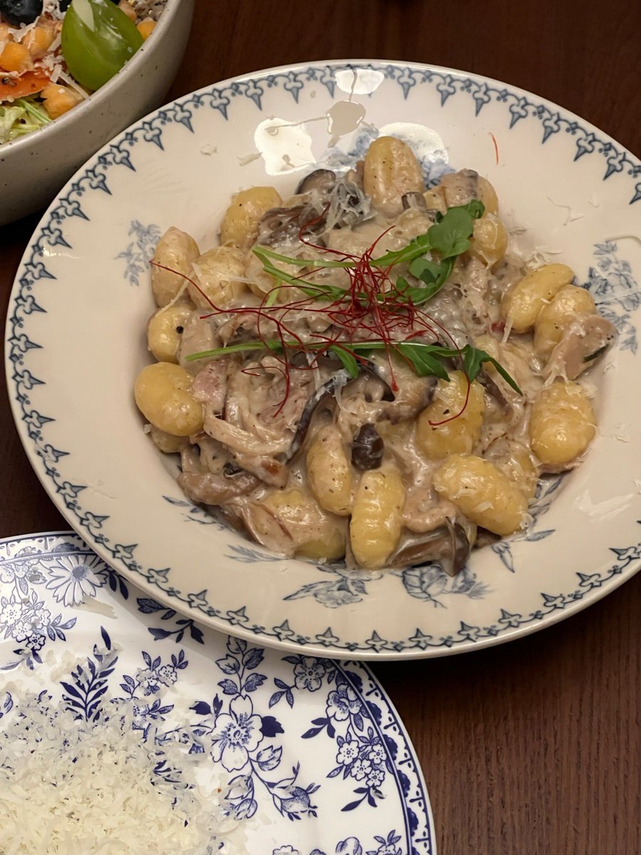 JoJaeck's tweet photo. Just found the best hidden pasta spot in downtown! Handmade tagliatelle with truffle cream sauce + warm homemade garlic bread My taste buds are dancing. 10/10 will come back next weekend. #FoodieVibes #LocalEats https://t.co/u7RZGmGhVr