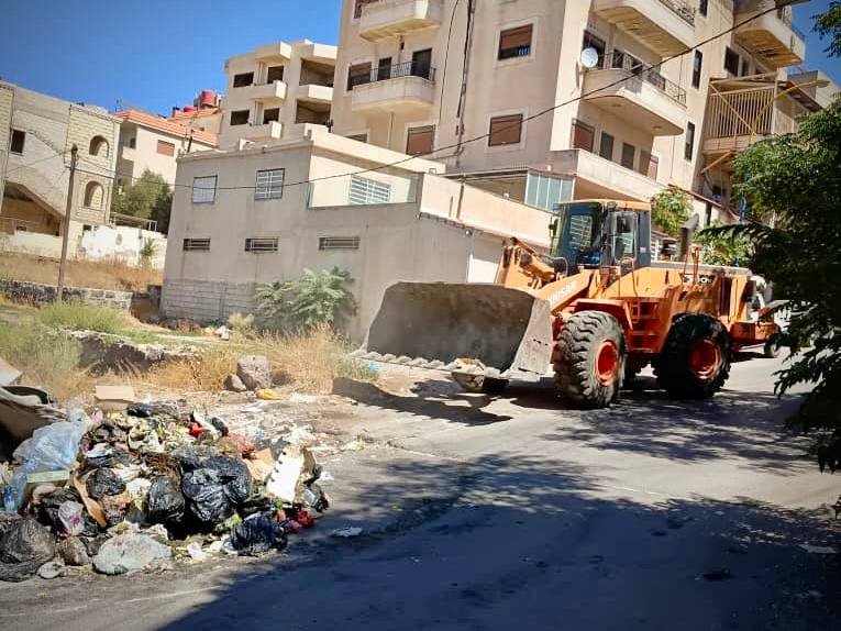 Suwaydamd's tweet photo. تواصل مديرية الخدمات الفنية في السويداء، بتوجيهات من محافظ السويداء الدكتور مصطفى البكور، جهودها إلى جانب بلدية المدينة في حملة لإزالة النفايات ورفع التراكمات من شوارع السويداء.
#محافظة_السويداء
#مديرية_إعلام_السويداء https://t.co/b6beZonc8K