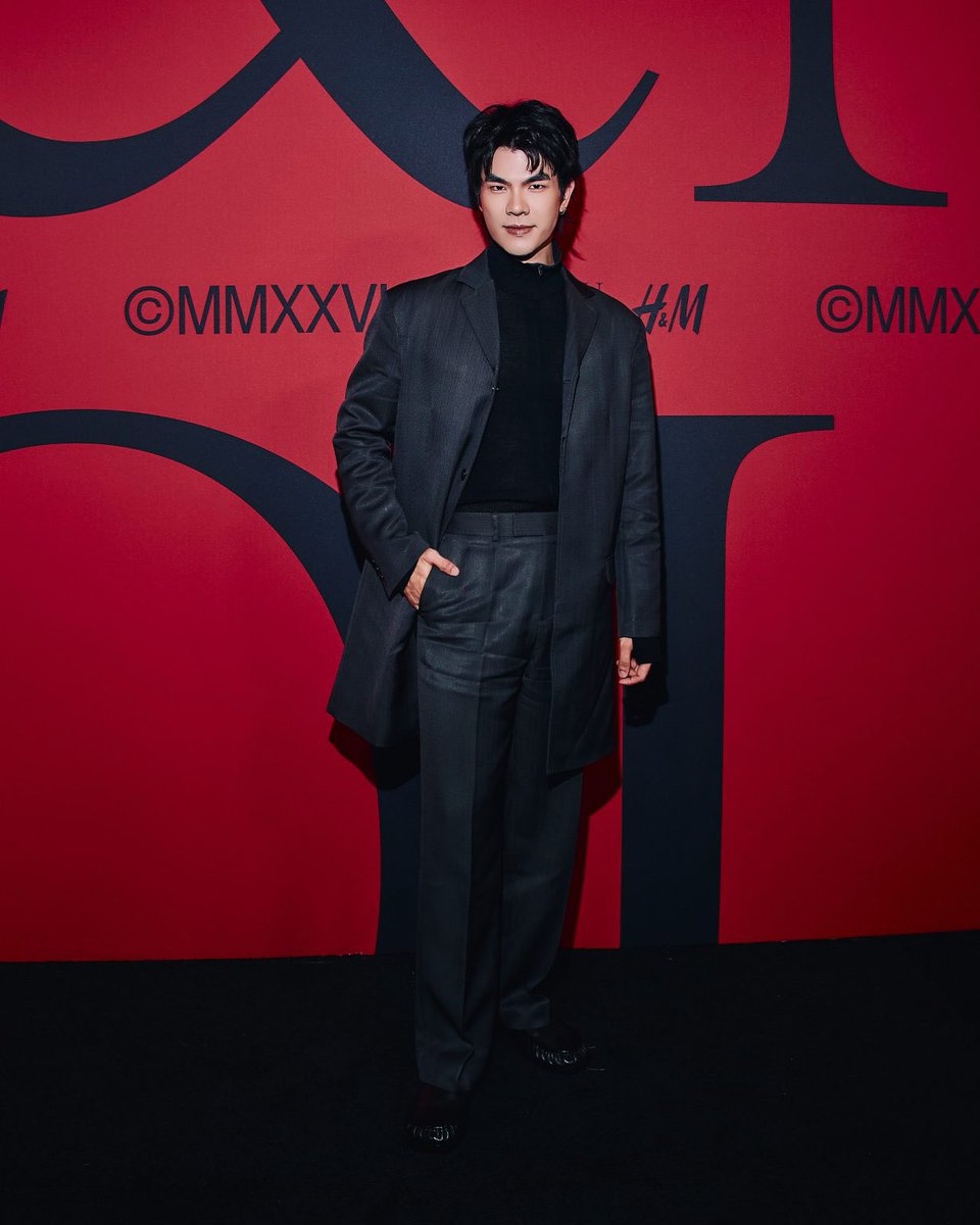 thaifashiond's tweet photo. #UPDATE: ‘มาย-ภาคภูมิ’ @milephakphum ร่วมงาน H&amp;M&amp;YOU&amp;I: A Fashion Story ที่กรุงลอนดอน ช่วง London Fashion Week 

โดยงานครั้งนี้สร้างสรรค์โดย Nick Knight และ SHOWstudio นำเสนอคอลเล็กชั่น H&amp;M Autumn 26 ผ่านโชว์ที่ผสานแฟชั่นเข้ากับเทคโนโลยี ภาพเคลื่อนไหว และการแสดง

#HMThailandxMile https://t.co/YoEowbH42w