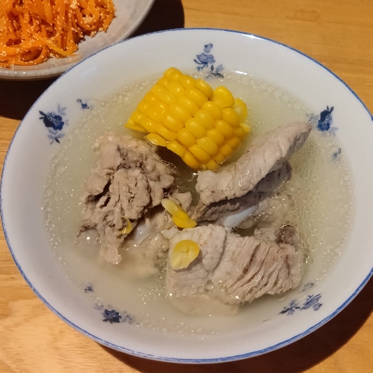 nktoccatina's tweet photo. スペアリブを買えたのでトウモロコシとスペアリブの塩スープ作った。豚バラ肉と比べて味が強い気がする。塩を入れすぎたのかも。でもトウモロコシが甘くて美味しかった！醤油に砂糖とラー油入れたタレをお肉につけて食べるとよいと勧められてたので試してみたらこれまた美味し〜！ https://t.co/afnlUOGnbg