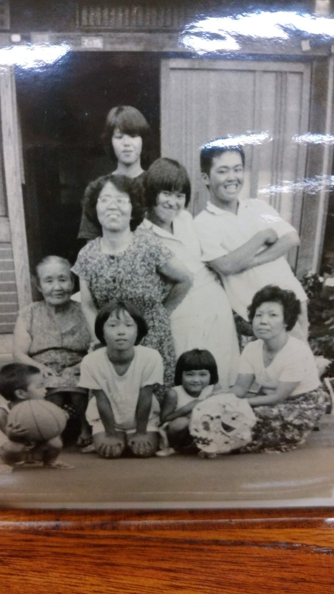 sugar0201's tweet photo. 時代を感じる写真　笑
（従姉妹所有の写真をパチリ）
祖母、伯母、叔母、いとこ達
そして正座してるアタシ　笑笑笑 https://t.co/7qU4GLEihS