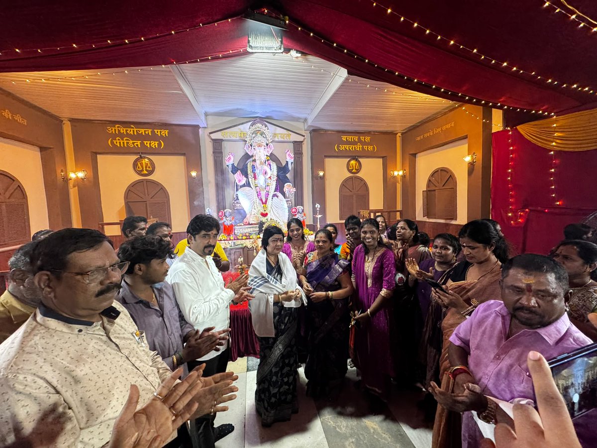 LavekarBharati's tweet photo. वक्रतुण्ड महाकाय, सूर्य कोटि समप्रभ ।
निर्विघ्नम कुरु मे देव, सर्वकार्येषु सर्वदा ।।
वर्सोवा विधानसभा क्षेत्रातील घरगुती व सार्वजनिक गणेश मंडळांना भेट देऊन श्री गणरायाचे मनोभावे दर्शन घेतले. यावेळी वर्सोवातील माझ्या बंधू-भगिनींशी संवाद साधण्याचे सौभाग्य लाभले. बाप्पाच्या आगमनाने सर्वत्र भक्ती, आनंद आणि उत्साहाचे मंगलमय वातावरण अनुभवायला मिळाले.  यावेळी  मा. नगरसेवक योगीराज दाभाडकर, मा. नगरसेविका रंजना पाटील तसेच भाजपचे पदाधिकारी आणि कार्यकर्ते उपस्थित होते.  श्री गणरायाच्या कृपेने सर्वांच्या जीवनात सुख, समृद्धी, आरोग्य आणि यश नांदो, हीच प्रार्थना!
गणपती बाप्पा मोरया! 🙏📷
वक्रतुण्ड महाकाय, सूर्य कोटि समप्रभ ।

निर्विघ्नम कुरु मे देव, सर्वकार्येषु सर्वदा ।।
Visited various Ganesh Mandals & Residents across the Versova Constituency and had the privilege of seeking the heartfelt blessings of Shri Ganraya. On this occasion, I was fortunate to interact with my brothers and sisters of Versova. With Bappa’s arrival, a divine atmosphere filled with devotion, joy, and enthusiasm could be experienced everywhere.  Also Present were  Ex Corporator Yogiraj Dabhadkar, Ex  Corporator Ranjana Patil, along with BJP Padhadhikaries  and karyakartas.  May Shri Ganraya’s blessings bring happiness, prosperity, good health, and success into everyone’s lives. This is my heartfelt prayer!

Ganpati Bappa Morya! 📷📷
#GanpatiBappaMorya #Ganeshotsav2026 #GanpatiDarshan #Versova #VersovaVidhansabha #MumbaiGanpati

@narendramodi @AmitShah @PMOIndia

@CMOMaharashtra @Dev_Fadnavis @mieknathshinde
@KirenRijij @rajnathsing @nitin_gadkar @MPLodha
@ShelarAshish @RaviDadaChavan
@BJP4India @BJP4Maharashtra
@BJP4Mumba @BJPLive @rashtrapatibhvn