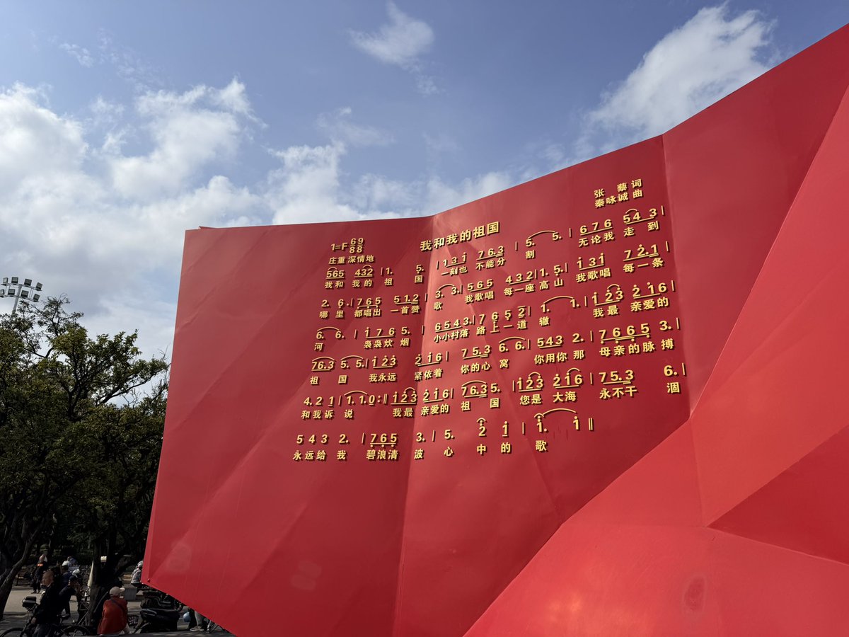 2Heig's tweet photo. 红色是革命的颜色。
血液的颜色是红的。
革你的小命，
放你的鲜血。 https://t.co/lCMCrGpps1