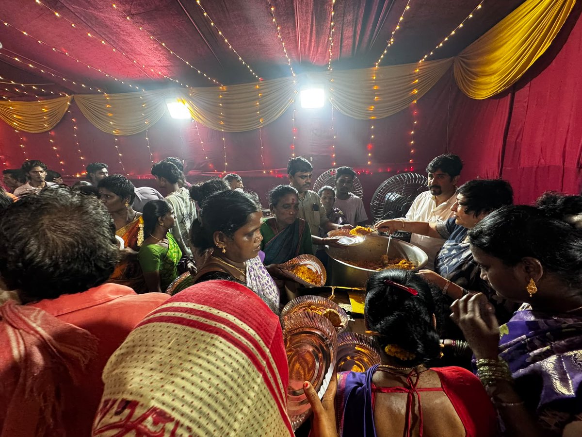 LavekarBharati's tweet photo. वक्रतुण्ड महाकाय, सूर्य कोटि समप्रभ ।
निर्विघ्नम कुरु मे देव, सर्वकार्येषु सर्वदा ।।
वर्सोवा विधानसभा क्षेत्रातील घरगुती व सार्वजनिक गणेश मंडळांना भेट देऊन श्री गणरायाचे मनोभावे दर्शन घेतले. यावेळी वर्सोवातील माझ्या बंधू-भगिनींशी संवाद साधण्याचे सौभाग्य लाभले. बाप्पाच्या आगमनाने सर्वत्र भक्ती, आनंद आणि उत्साहाचे मंगलमय वातावरण अनुभवायला मिळाले.  यावेळी  मा. नगरसेवक योगीराज दाभाडकर, मा. नगरसेविका रंजना पाटील तसेच भाजपचे पदाधिकारी आणि कार्यकर्ते उपस्थित होते.  श्री गणरायाच्या कृपेने सर्वांच्या जीवनात सुख, समृद्धी, आरोग्य आणि यश नांदो, हीच प्रार्थना!
गणपती बाप्पा मोरया! 🙏📷
वक्रतुण्ड महाकाय, सूर्य कोटि समप्रभ ।

निर्विघ्नम कुरु मे देव, सर्वकार्येषु सर्वदा ।।
Visited various Ganesh Mandals & Residents across the Versova Constituency and had the privilege of seeking the heartfelt blessings of Shri Ganraya. On this occasion, I was fortunate to interact with my brothers and sisters of Versova. With Bappa’s arrival, a divine atmosphere filled with devotion, joy, and enthusiasm could be experienced everywhere.  Also Present were  Ex Corporator Yogiraj Dabhadkar, Ex  Corporator Ranjana Patil, along with BJP Padhadhikaries  and karyakartas.  May Shri Ganraya’s blessings bring happiness, prosperity, good health, and success into everyone’s lives. This is my heartfelt prayer!

Ganpati Bappa Morya! 📷📷
#GanpatiBappaMorya #Ganeshotsav2026 #GanpatiDarshan #Versova #VersovaVidhansabha #MumbaiGanpati

@narendramodi @AmitShah @PMOIndia

@CMOMaharashtra @Dev_Fadnavis @mieknathshinde
@KirenRijij @rajnathsing @nitin_gadkar @MPLodha
@ShelarAshish @RaviDadaChavan
@BJP4India @BJP4Maharashtra
@BJP4Mumba @BJPLive @rashtrapatibhvn