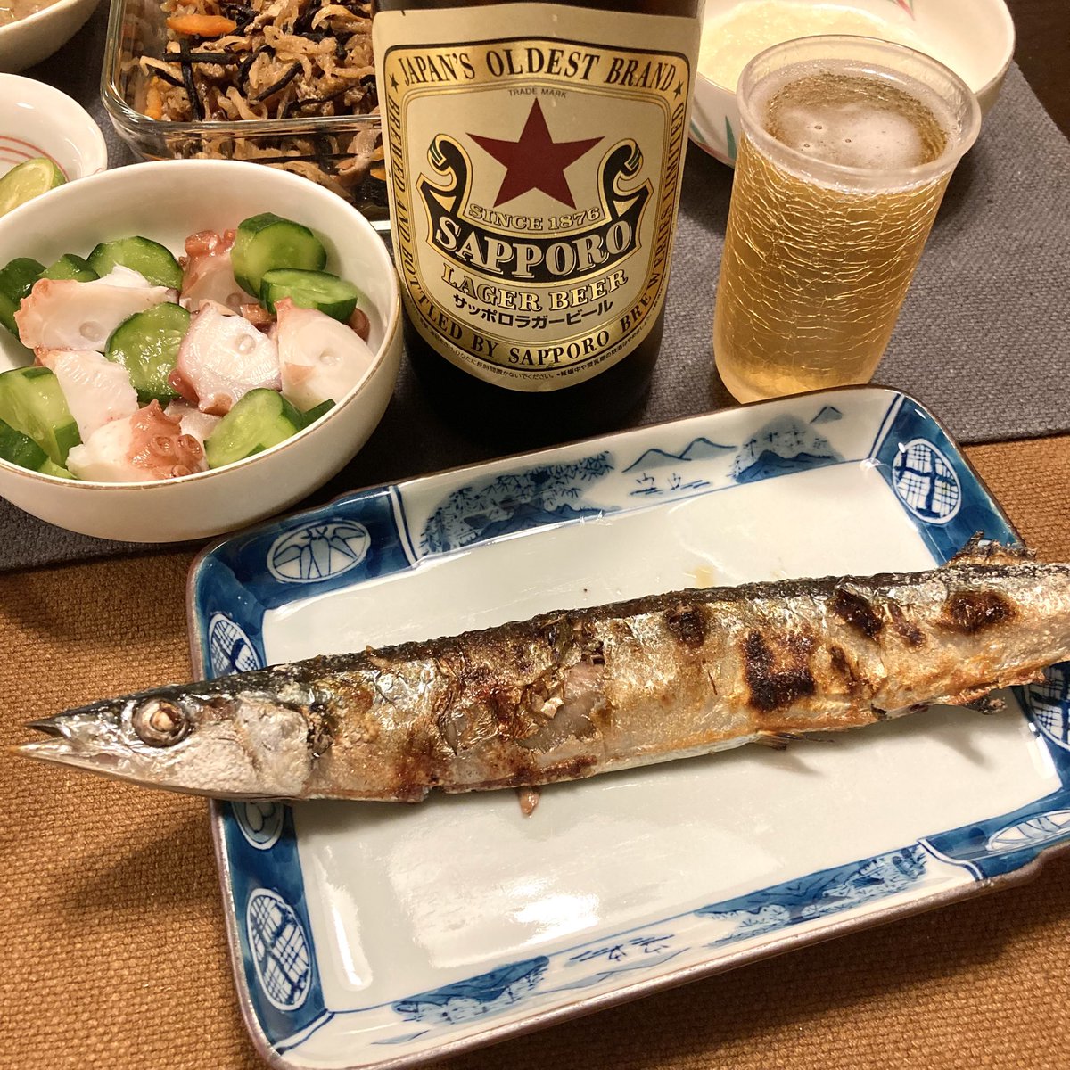 hoppy5126's tweet photo. 今宵の自宅晩酌は
サッポロ<赤星>、つまみはさんま塩焼き（初もの）、タコぶつ🐙、ひじき煮、など。
ごちそうさまでした♪
#サッポロラガービール
#赤星 https://t.co/XaC7v6qf3W