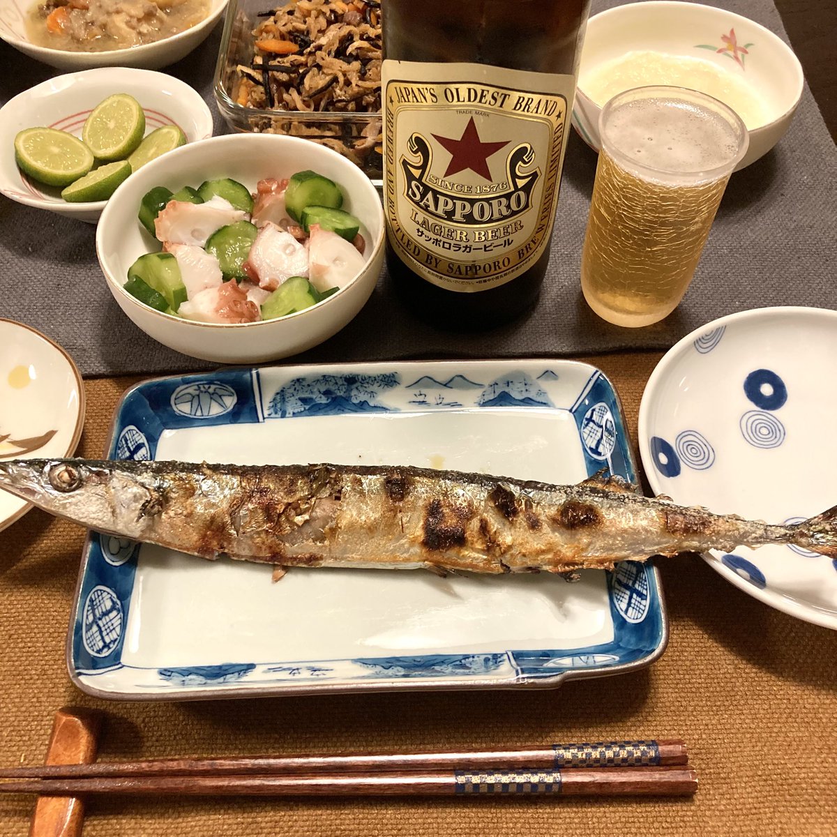 hoppy5126's tweet photo. 今宵の自宅晩酌は
サッポロ<赤星>、つまみはさんま塩焼き（初もの）、タコぶつ🐙、ひじき煮、など。
ごちそうさまでした♪
#サッポロラガービール
#赤星 https://t.co/XaC7v6qf3W