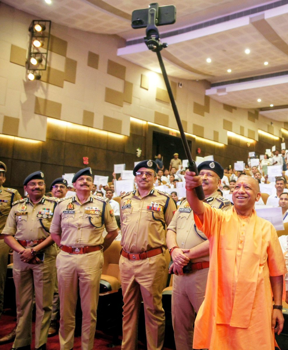 prakashdips's tweet photo. Hon.ble CM UP Sh.Yogi Adityanath ji distributed Appointment Letters to 912 candidates selected for Confidential/ Ministerial/ Accounts sections of UP Police at Lucknow..
A selfie 🤳 by &amp; with  Hon.ble CM UP was an unexpected thrill..
#PrideinUniform https://t.co/0fllgKzUWz