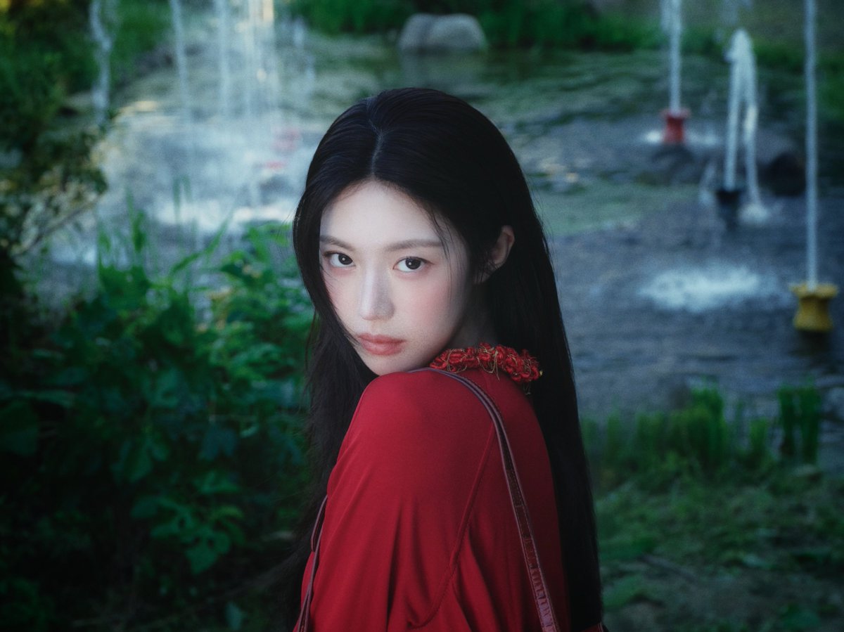lladeelove's tweet photo. the lady in red. https://t.co/2fCP2Q0xDO