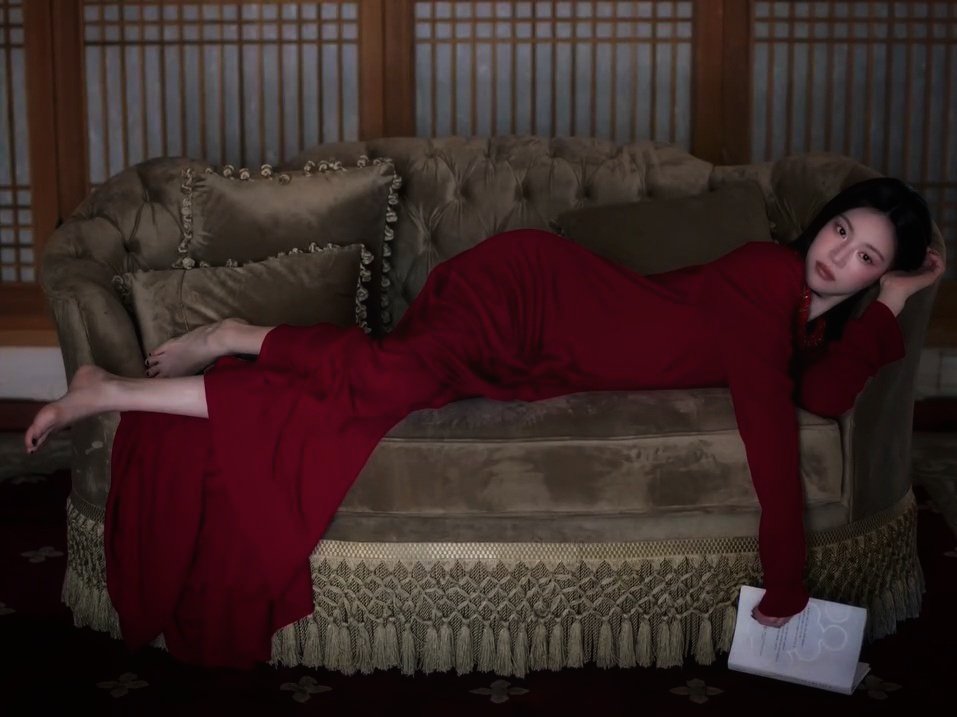 lladeelove's tweet photo. the lady in red. https://t.co/2fCP2Q0xDO