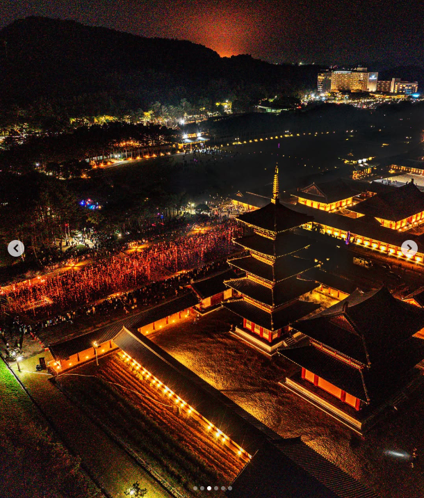 Aurora_5100's tweet photo. 11월 부여 여행 계획 중이면 이건 지금 저장.
백제문화단지 낙화놀이 2026 일정 떴습니다.

📅 2026.11.07(토) 18:30–20:00
📍 부여 백제문화단지 능사
공식 홈페이지에도 ‘낙화놀이(예정)’으로
같은 날짜가 올라왔습니다.

지금은 예매 일정·관람료 등 세부사항이 확정 전입니다.
작년에는 네이버 사전예약·한정 인원으로 진행됐고,
올해 방식은 공식 공지 나오면 확인하면 됩니다.

🔔 예매 오픈 놓치기 싫다면
백제문화단지 공식 계정 알림 켜두고
10월 초부터 공지 체크 추천.
