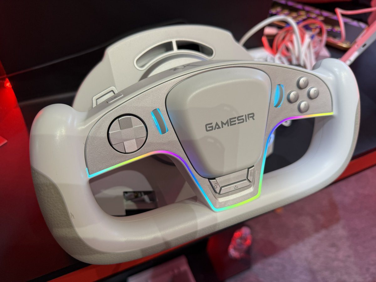 m2_marumi's tweet photo. GamesirのXbox用ハンドルコントローラー

フォースフィードバックこそ無いものの、本体上部のスロットから風が吹き出してくるという驚きの仕様

人間って顔面に風を受けているだけで速度を感じるから不思議だわw
#TGS2026 https://t.co/sqn8Yvpqu0