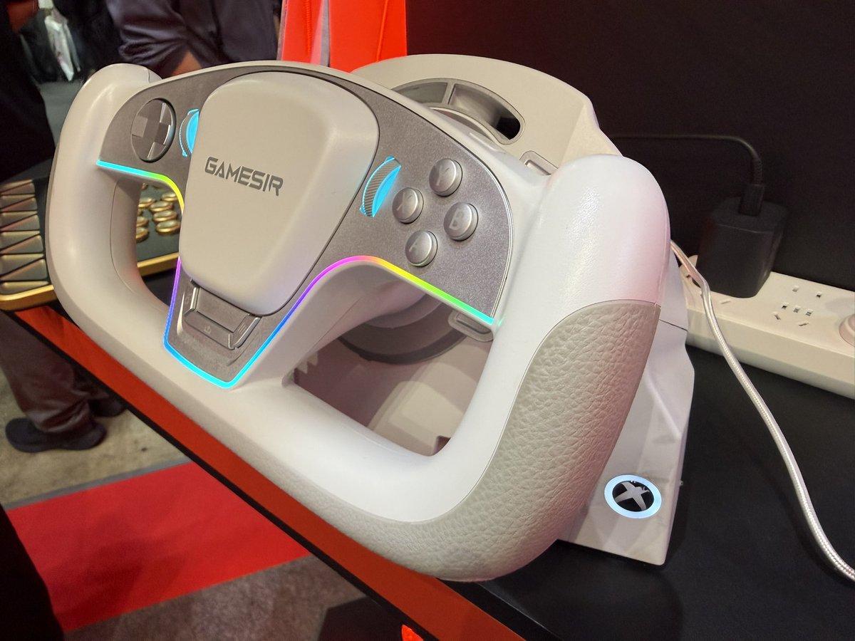 m2_marumi's tweet photo. GamesirのXbox用ハンドルコントローラー

フォースフィードバックこそ無いものの、本体上部のスロットから風が吹き出してくるという驚きの仕様

人間って顔面に風を受けているだけで速度を感じるから不思議だわw
#TGS2026 https://t.co/sqn8Yvpqu0