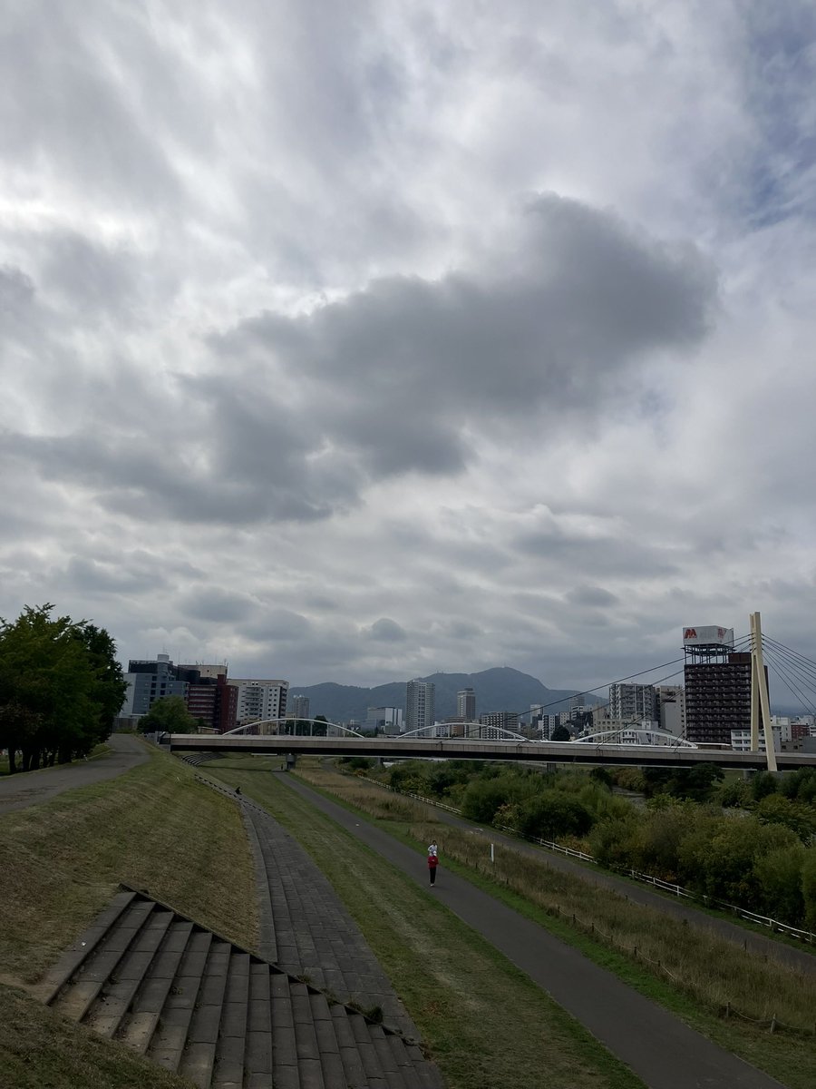 takudosanko's tweet photo. 湿気があってフラフラしちゃった😅
走ったり休んだりの繰り返し🔁
豊平川河川敷は果てしない新川通に見えてしまった🫣

レースがある時は訪れるけど、こっちで練習するのは年1で充分です💧 https://t.co/z0R9icDR8Y