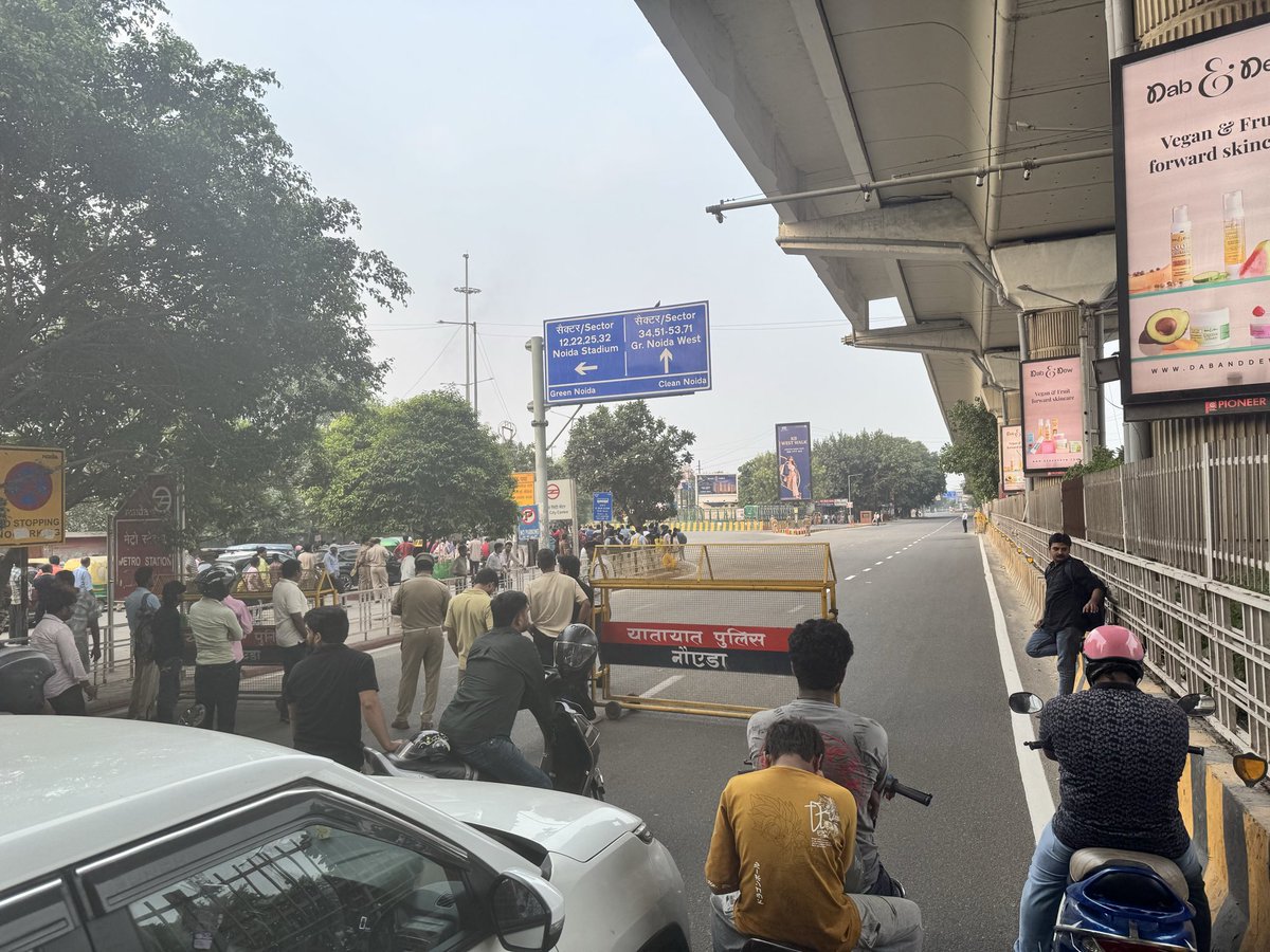 syedmohdmurtaza's tweet photo. The road is blocked in Noida for almost 30 minutes because of some VVIP movement. I thought we had done away with this VVIP culture in 2014. @noidapolice https://t.co/dFxHTU3LPx