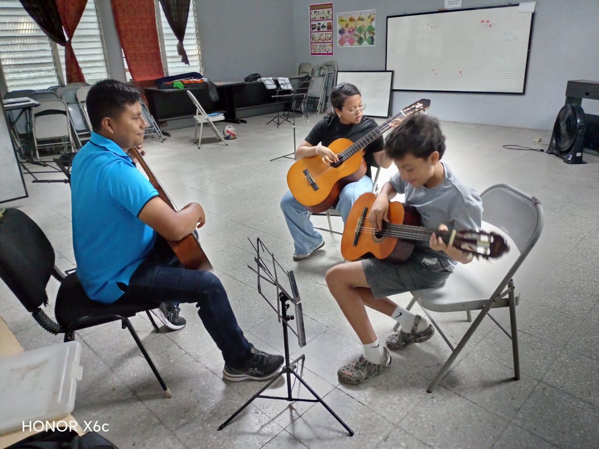 HondurasCroiss's tweet photo. A través del trabajo de nuestro equipo de voluntarios y personal operativo, buscamos abrir oportunidades educativas para la niñez y la juventud de Honduras, contribuyendo a formar ciudadanos capaces, orgullosos de sus raíces y comprometidos con el bienestar de sus comunidades. https://t.co/8H3nXrHZNM