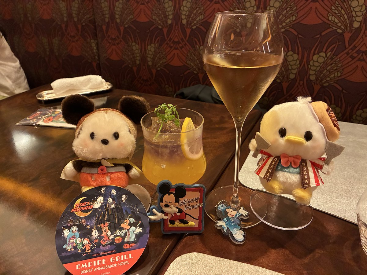 masumitomickey's tweet photo. 早速、お友達に頂いた大阪心斎橋のうるぽちゃちゃん達とミッキーのチャーム目的でエンパイアのディナーに。スパークリングワインも、お料理も、デザートもとても美味しかった‼️ キャストさんに「おかえりなさい」と言って迎えて頂きました。優しさに感謝です。 https://t.co/giBjyFvPPs