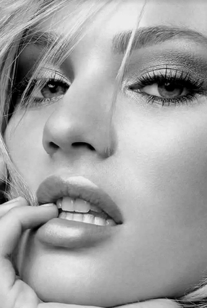 IsabellaPe5ph3's tweet photo. Go tell Amynta, gentle river of love and leaning of https://t.co/Z6XtkwxqUz