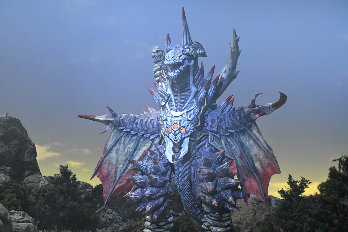derakirasu's tweet photo. 田口監督→スーツ無いなら合体怪獣にしちゃえ
越監督→本編使用厳しいならシルエットにしちゃえ
辻本監督→イラストで登場させちゃえ
坂本監督→ダリーもデカくしちゃいます（レイブラッド付与）

あらゆる手法で復活する歴代ウルトラ怪獣すげぇｗ https://t.co/Xnrz6eBVZO