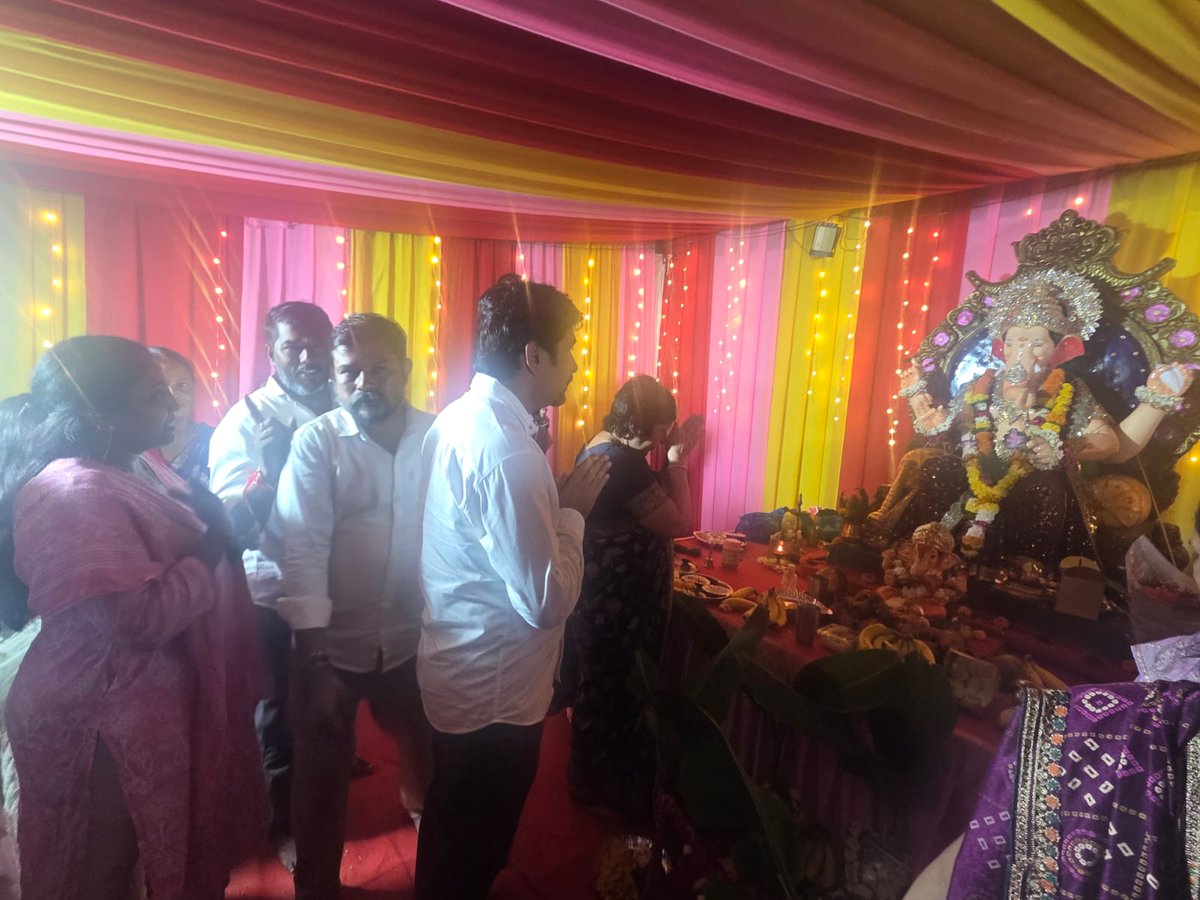LavekarBharati's tweet photo. वक्रतुण्ड महाकाय, सूर्य कोटि समप्रभ ।
निर्विघ्नम कुरु मे देव, सर्वकार्येषु सर्वदा ।।
वर्सोवा विधानसभा क्षेत्रातील घरगुती व सार्वजनिक गणेश मंडळांना भेट देऊन श्री गणरायाचे मनोभावे दर्शन घेतले. यावेळी वर्सोवातील माझ्या बंधू-भगिनींशी संवाद साधण्याचे सौभाग्य लाभले. बाप्पाच्या आगमनाने सर्वत्र भक्ती, आनंद आणि उत्साहाचे मंगलमय वातावरण अनुभवायला मिळाले.  यावेळी  मा. नगरसेवक योगीराज दाभाडकर, मा. नगरसेविका रंजना पाटील तसेच भाजपचे पदाधिकारी आणि कार्यकर्ते उपस्थित होते.  श्री गणरायाच्या कृपेने सर्वांच्या जीवनात सुख, समृद्धी, आरोग्य आणि यश नांदो, हीच प्रार्थना!
गणपती बाप्पा मोरया! 🙏📷
वक्रतुण्ड महाकाय, सूर्य कोटि समप्रभ ।

निर्विघ्नम कुरु मे देव, सर्वकार्येषु सर्वदा ।।
Visited various Ganesh Mandals & Residents across the Versova Constituency and had the privilege of seeking the heartfelt blessings of Shri Ganraya. On this occasion, I was fortunate to interact with my brothers and sisters of Versova. With Bappa’s arrival, a divine atmosphere filled with devotion, joy, and enthusiasm could be experienced everywhere.  Also Present were  Ex Corporator Yogiraj Dabhadkar, Ex  Corporator Ranjana Patil, along with BJP Padhadhikaries  and karyakartas.  May Shri Ganraya’s blessings bring happiness, prosperity, good health, and success into everyone’s lives. This is my heartfelt prayer!

Ganpati Bappa Morya! 📷📷
#GanpatiBappaMorya #Ganeshotsav2026 #GanpatiDarshan #Versova #VersovaVidhansabha #MumbaiGanpati

@narendramodi @AmitShah @PMOIndia

@CMOMaharashtra @Dev_Fadnavis @mieknathshinde
@KirenRijij @rajnathsing @nitin_gadkar @MPLodha
@ShelarAshish @RaviDadaChavan
@BJP4India @BJP4Maharashtra
@BJP4Mumba @BJPLive @rashtrapatibhvn