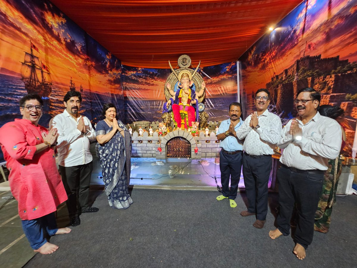 LavekarBharati's tweet photo. वक्रतुण्ड महाकाय, सूर्य कोटि समप्रभ ।
निर्विघ्नम कुरु मे देव, सर्वकार्येषु सर्वदा ।।
वर्सोवा विधानसभा क्षेत्रातील घरगुती व सार्वजनिक गणेश मंडळांना भेट देऊन श्री गणरायाचे मनोभावे दर्शन घेतले. यावेळी वर्सोवातील माझ्या बंधू-भगिनींशी संवाद साधण्याचे सौभाग्य लाभले. बाप्पाच्या आगमनाने सर्वत्र भक्ती, आनंद आणि उत्साहाचे मंगलमय वातावरण अनुभवायला मिळाले.  यावेळी  मा. नगरसेवक योगीराज दाभाडकर, मा. नगरसेविका रंजना पाटील तसेच भाजपचे पदाधिकारी आणि कार्यकर्ते उपस्थित होते.  श्री गणरायाच्या कृपेने सर्वांच्या जीवनात सुख, समृद्धी, आरोग्य आणि यश नांदो, हीच प्रार्थना!
गणपती बाप्पा मोरया! 🙏📷
वक्रतुण्ड महाकाय, सूर्य कोटि समप्रभ ।

निर्विघ्नम कुरु मे देव, सर्वकार्येषु सर्वदा ।।
Visited various Ganesh Mandals & Residents across the Versova Constituency and had the privilege of seeking the heartfelt blessings of Shri Ganraya. On this occasion, I was fortunate to interact with my brothers and sisters of Versova. With Bappa’s arrival, a divine atmosphere filled with devotion, joy, and enthusiasm could be experienced everywhere.  Also Present were  Ex Corporator Yogiraj Dabhadkar, Ex  Corporator Ranjana Patil, along with BJP Padhadhikaries  and karyakartas.  May Shri Ganraya’s blessings bring happiness, prosperity, good health, and success into everyone’s lives. This is my heartfelt prayer!

Ganpati Bappa Morya! 📷📷
#GanpatiBappaMorya #Ganeshotsav2026 #GanpatiDarshan #Versova #VersovaVidhansabha #MumbaiGanpati

@narendramodi @AmitShah @PMOIndia

@CMOMaharashtra @Dev_Fadnavis @mieknathshinde
@KirenRijij @rajnathsing @nitin_gadkar @MPLodha
@ShelarAshish @RaviDadaChavan
@BJP4India @BJP4Maharashtra
@BJP4Mumba @BJPLive @rashtrapatibhvn