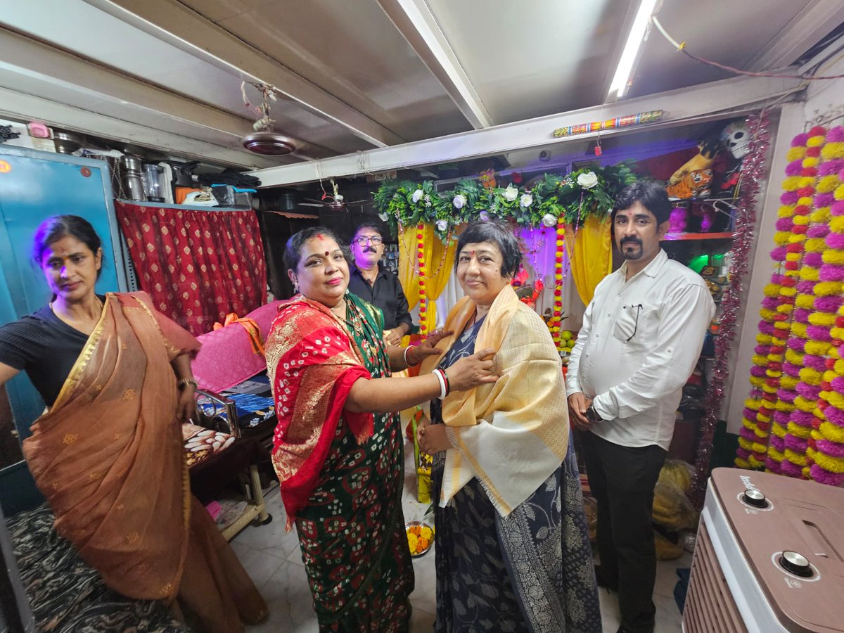 LavekarBharati's tweet photo. वक्रतुण्ड महाकाय, सूर्य कोटि समप्रभ ।
निर्विघ्नम कुरु मे देव, सर्वकार्येषु सर्वदा ।।
वर्सोवा विधानसभा क्षेत्रातील घरगुती व सार्वजनिक गणेश मंडळांना भेट देऊन श्री गणरायाचे मनोभावे दर्शन घेतले. यावेळी वर्सोवातील माझ्या बंधू-भगिनींशी संवाद साधण्याचे सौभाग्य लाभले. बाप्पाच्या आगमनाने सर्वत्र भक्ती, आनंद आणि उत्साहाचे मंगलमय वातावरण अनुभवायला मिळाले.  यावेळी  मा. नगरसेवक योगीराज दाभाडकर, मा. नगरसेविका रंजना पाटील तसेच भाजपचे पदाधिकारी आणि कार्यकर्ते उपस्थित होते.  श्री गणरायाच्या कृपेने सर्वांच्या जीवनात सुख, समृद्धी, आरोग्य आणि यश नांदो, हीच प्रार्थना!
गणपती बाप्पा मोरया! 🙏📷
वक्रतुण्ड महाकाय, सूर्य कोटि समप्रभ ।

निर्विघ्नम कुरु मे देव, सर्वकार्येषु सर्वदा ।।
Visited various Ganesh Mandals & Residents across the Versova Constituency and had the privilege of seeking the heartfelt blessings of Shri Ganraya. On this occasion, I was fortunate to interact with my brothers and sisters of Versova. With Bappa’s arrival, a divine atmosphere filled with devotion, joy, and enthusiasm could be experienced everywhere.  Also Present were  Ex Corporator Yogiraj Dabhadkar, Ex  Corporator Ranjana Patil, along with BJP Padhadhikaries  and karyakartas.  May Shri Ganraya’s blessings bring happiness, prosperity, good health, and success into everyone’s lives. This is my heartfelt prayer!

Ganpati Bappa Morya! 📷📷
#GanpatiBappaMorya #Ganeshotsav2026 #GanpatiDarshan #Versova #VersovaVidhansabha #MumbaiGanpati

@narendramodi @AmitShah @PMOIndia

@CMOMaharashtra @Dev_Fadnavis @mieknathshinde
@KirenRijij @rajnathsing @nitin_gadkar @MPLodha
@ShelarAshish @RaviDadaChavan
@BJP4India @BJP4Maharashtra
@BJP4Mumba @BJPLive @rashtrapatibhvn