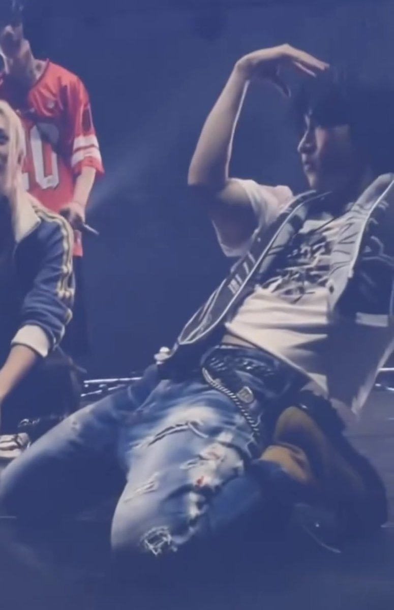 aitemaitem's tweet photo. my bitch pose naaassttyyy https://t.co/RAUcrWXKFB