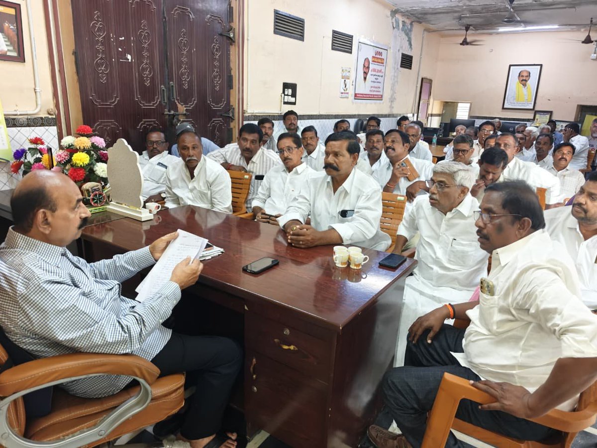 nmdfarookmla's tweet photo. రైతుల పంటలకు సాగునీరు అందించేందుకు చర్యలు.

నంద్యాల క్యాంపు కార్యాలయంలో గోస్పాడు మండలం యాలూరు గ్రామానికి చెందిన రైతులు కలిసి, కేసీ కెనాల్ ఆయకట్టుకు అక్టోబర్ నెలాఖరు వరకు సాగునీరు కొనసాగించాలని వినతిపత్రం అందజేశారు. ప్రస్తుతం సాగులో ఉన్న మినుము, జొన్న తదితర పంటలకు మరో రెండు తడుల నీరు అవసరమని వారు వివరించారు.

రైతుల సమస్యలను సావధానంగా విని, నీటి లభ్యత, ఎలినో ప్రభావంతో ఉన్న పరిస్థితులను దృష్టిలో ఉంచుకుని ఇరిగేషన్ అధికారులతో మాట్లాడి తగిన చర్యలు తీసుకుంటామని హామీ ఇచ్చాను. రైతుల పంటలకు అవసరమైన సాగునీరు అందించేందుకు కృషి చేస్తాను.
#Nandyal #AndhraPradesh