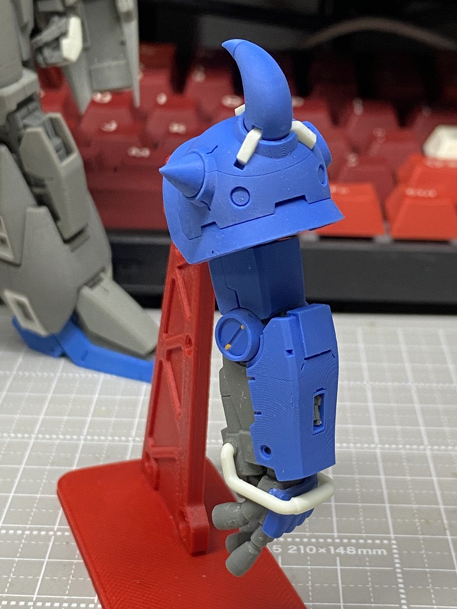 ns32v's tweet photo. Fusion/Fusion360製 MS-07グフ
腕だけ印刷して組んでみるテストしてみたり…🤭
肩の白いラッチパーツそんな小さなかったけど、やっぱ一体でハメ込めると楽チンやね。つーかやっぱ自家製色レジンの青はなかなかスカッと抜けた彩度高めにならんな～🤧 https://t.co/4s39B1AEOq
