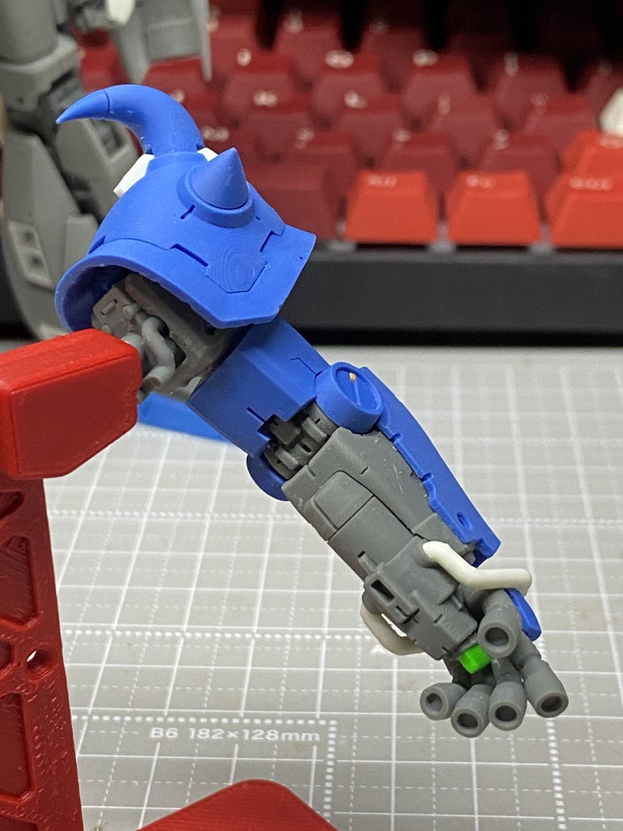 ns32v's tweet photo. Fusion/Fusion360製 MS-07グフ
腕だけ印刷して組んでみるテストしてみたり…🤭
肩の白いラッチパーツそんな小さなかったけど、やっぱ一体でハメ込めると楽チンやね。つーかやっぱ自家製色レジンの青はなかなかスカッと抜けた彩度高めにならんな～🤧 https://t.co/4s39B1AEOq