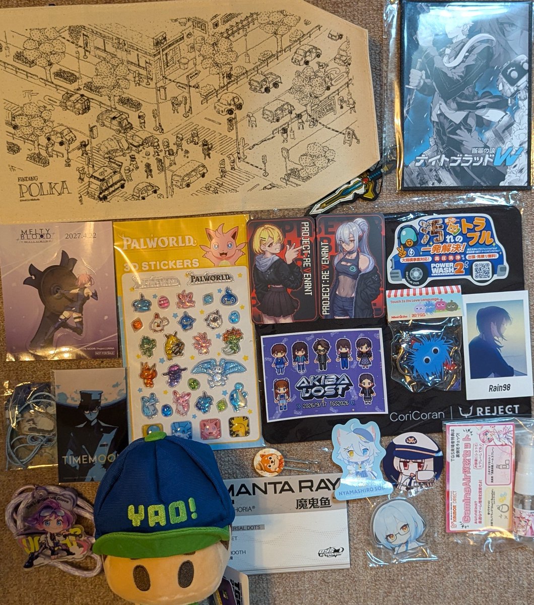 fuyo_4's tweet photo. 今日のゲームショウの戦利品の一部
レッドブルのタンブラー想像の5倍くらい光って笑っちゃった https://t.co/UybOY2uE1u