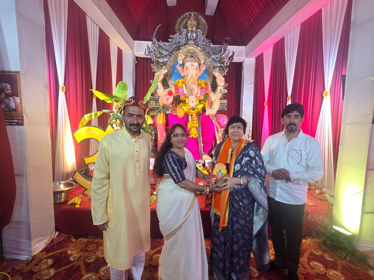 LavekarBharati's tweet photo. वक्रतुण्ड महाकाय, सूर्य कोटि समप्रभ ।
निर्विघ्नम कुरु मे देव, सर्वकार्येषु सर्वदा ।।
वर्सोवा विधानसभा क्षेत्रातील घरगुती व सार्वजनिक गणेश मंडळांना भेट देऊन श्री गणरायाचे मनोभावे दर्शन घेतले. यावेळी वर्सोवातील माझ्या बंधू-भगिनींशी संवाद साधण्याचे सौभाग्य लाभले. बाप्पाच्या आगमनाने सर्वत्र भक्ती, आनंद आणि उत्साहाचे मंगलमय वातावरण अनुभवायला मिळाले.  यावेळी  मा. नगरसेवक योगीराज दाभाडकर, मा. नगरसेविका रंजना पाटील तसेच भाजपचे पदाधिकारी आणि कार्यकर्ते उपस्थित होते.  श्री गणरायाच्या कृपेने सर्वांच्या जीवनात सुख, समृद्धी, आरोग्य आणि यश नांदो, हीच प्रार्थना!
गणपती बाप्पा मोरया! 🙏📷
वक्रतुण्ड महाकाय, सूर्य कोटि समप्रभ ।

निर्विघ्नम कुरु मे देव, सर्वकार्येषु सर्वदा ।।
Visited various Ganesh Mandals & Residents across the Versova Constituency and had the privilege of seeking the heartfelt blessings of Shri Ganraya. On this occasion, I was fortunate to interact with my brothers and sisters of Versova. With Bappa’s arrival, a divine atmosphere filled with devotion, joy, and enthusiasm could be experienced everywhere.  Also Present were  Ex Corporator Yogiraj Dabhadkar, Ex  Corporator Ranjana Patil, along with BJP Padhadhikaries  and karyakartas.  May Shri Ganraya’s blessings bring happiness, prosperity, good health, and success into everyone’s lives. This is my heartfelt prayer!

Ganpati Bappa Morya! 📷📷
#GanpatiBappaMorya #Ganeshotsav2026 #GanpatiDarshan #Versova #VersovaVidhansabha #MumbaiGanpati

@narendramodi @AmitShah @PMOIndia

@CMOMaharashtra @Dev_Fadnavis @mieknathshinde
@KirenRijij @rajnathsing @nitin_gadkar @MPLodha
@ShelarAshish @RaviDadaChavan
@BJP4India @BJP4Maharashtra
@BJP4Mumba @BJPLive @rashtrapatibhvn