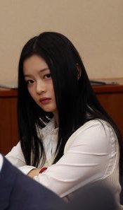 THEOGKIWIMAMBA's tweet photo. wonyoung watching illit vs 
hanni watching illit https://t.co/CBIJZC5Hvp