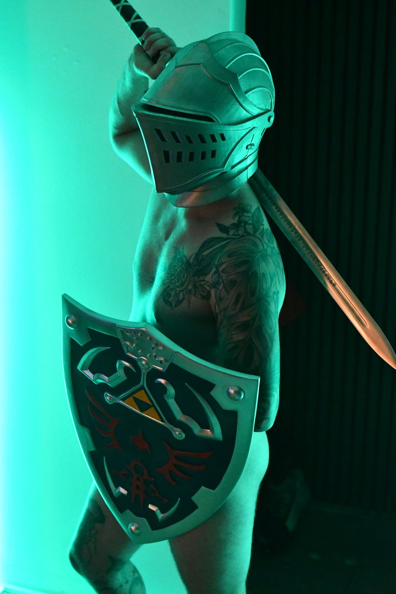 D0ubleDamage's tweet photo. A knight's gotta protect the important stuff 🗡️🛡️

#Zelda #LegendOfZelda #Cosplay #ZeldaCosplay #Knight #SwordAndShield #Hyrule #GeekCulture #CosplayCommunity https://t.co/YFGoyVKPAp