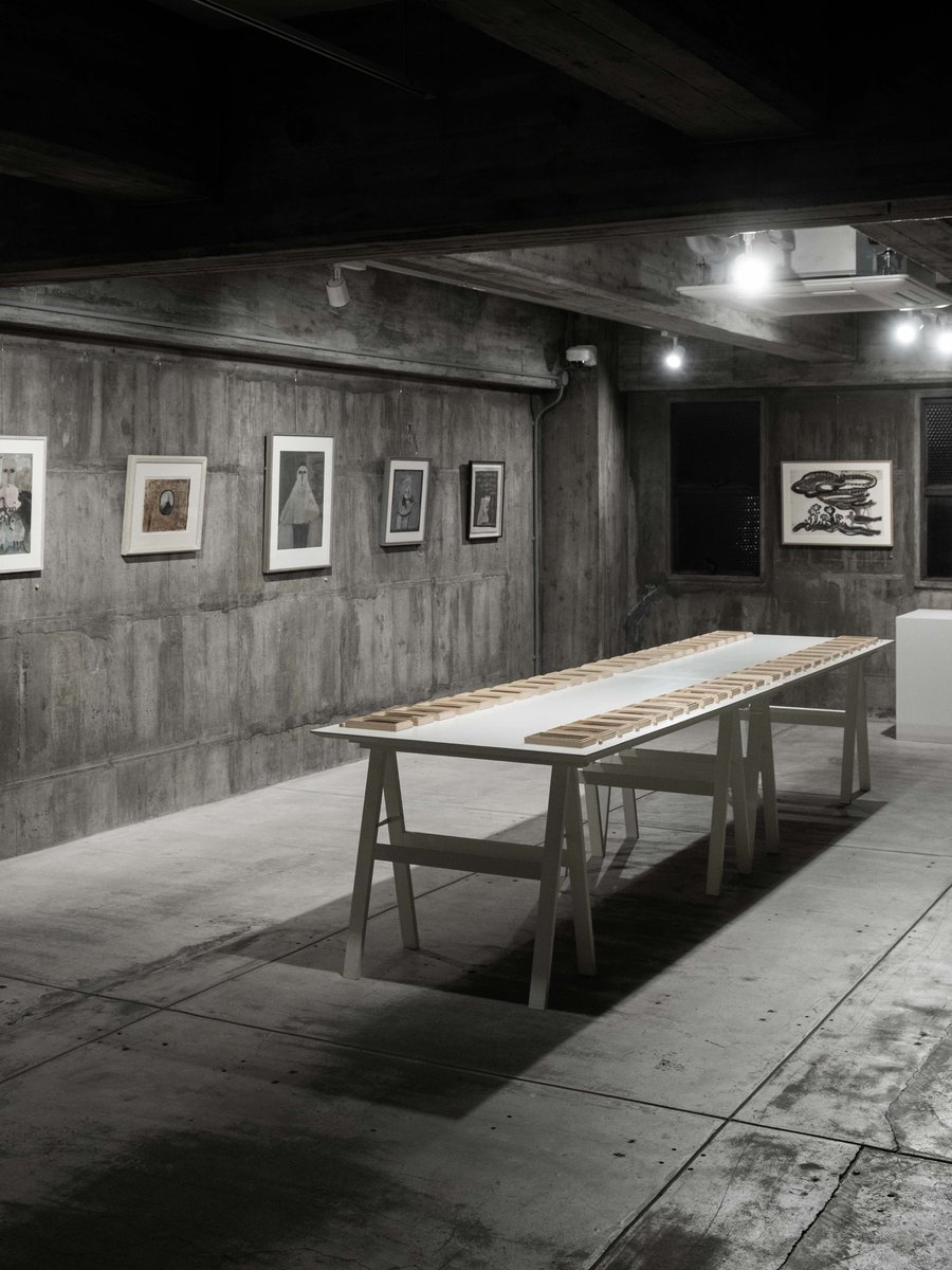 kogei_seika's tweet photo. 「ロベール・クートラス：無神論者の聖人」展
New Book and Exhibition on Robert Coutelas
─────
設営ほぼ終りました。今週23日から（23・24日は青花会員限定）。カルト���グアッシュ、油彩、全77点（ほぼすべて販売）。クートラス作品をまとめてみられる（むきあえる）、ひさしぶりの機会です。ぜひおはこびください。
─
■展観｜ロベール・クートラス：無神論者の聖人──堀江敏幸著『ロベール・クートラスをめぐる断章群』（新潮社）刊行記念
□9月23日-10月7日｜12-18時｜青花室（神楽坂）
＊9月23・24日は青花会員限定／9月30日休
□監修｜山内彩子（Gallery SU）
□協力｜岸真理子・モリア
https://t.co/ZKd2b0dl0Q
─
その独特の作品世界と節をまげない生きかたで、いまも人々をしずかにはげますフランスの画家ロベール・クートラス（1930-85）。足かけ8年にわたり『工芸青花』で連載した堀江敏幸さんによる随想の書籍化を機に、カルト、グアッシュなどクートラス作品約80点を展観します（販売有）。