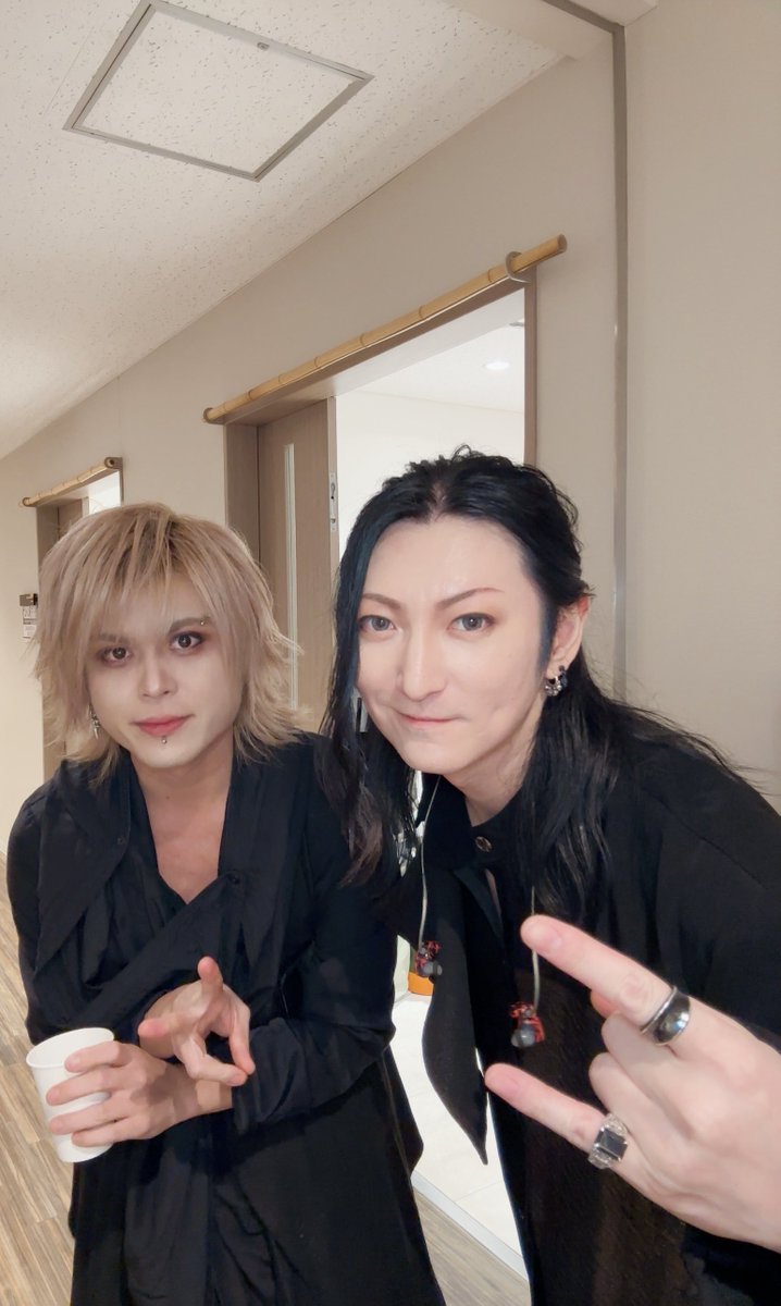 opera_sonoman's tweet photo. いつもの歌声を届けられなくてごめんー！
お客さん演者のみなさんスタッフさんに助けられました🙇‍♂️
みなさまありがとうございました！
団長のDAHLIA飛び入りは救世主すぎた。
叶うならばリベンジさせていただきたい、、！

廊下で捕まえた方々です↓
団長は探してたんだけど、いつのまにか写真フォルダーにいました